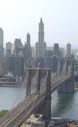 Vista aérea del puente de Brooklyn en Nueva York y algunos de los rascacielos.