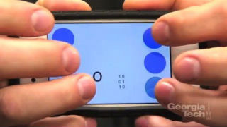 Foto que ilustra los dedos de una persona sobre la interfaz de la app.