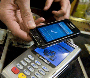 Teléfono móvil sobre datáfono con tecnología NFC realizando un pago